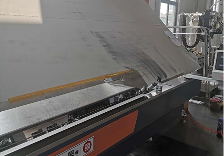 M&aacute;quina de flexi&oacute;n con tiras huecas de aluminio