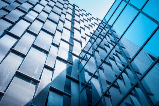 M&aacute;s que a prueba de balas: An&aacute;lisis sobre c&oacute;mo lograr "hacer resistencia con la finez" del vidrio compuesto Ming-dun a prueba de fracturas