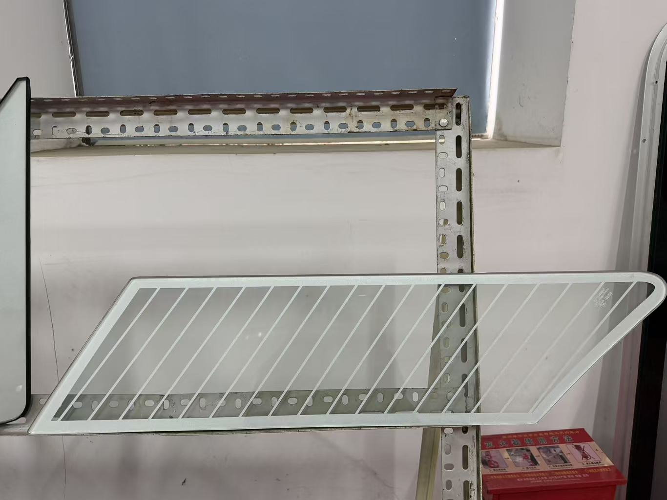 Potenciando el transporte ecol&oacute;gico, el vidrio especial Ming dun ayuda a los veh&iacute;culos de nueva energ&iacute;a y a la industria de la energ&iacute;a solar.